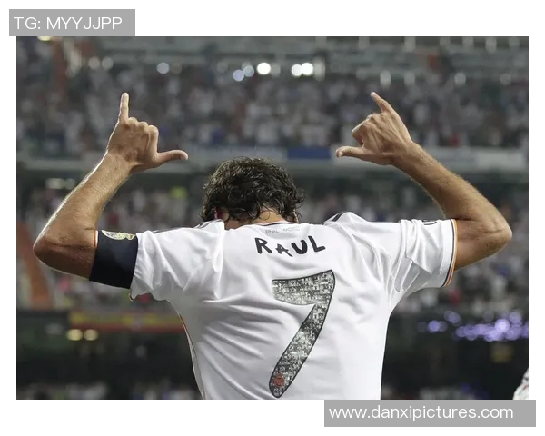 揭秘足坛巨星更衣室趣闻亲历者讲述球星脚臭背后的真实故事